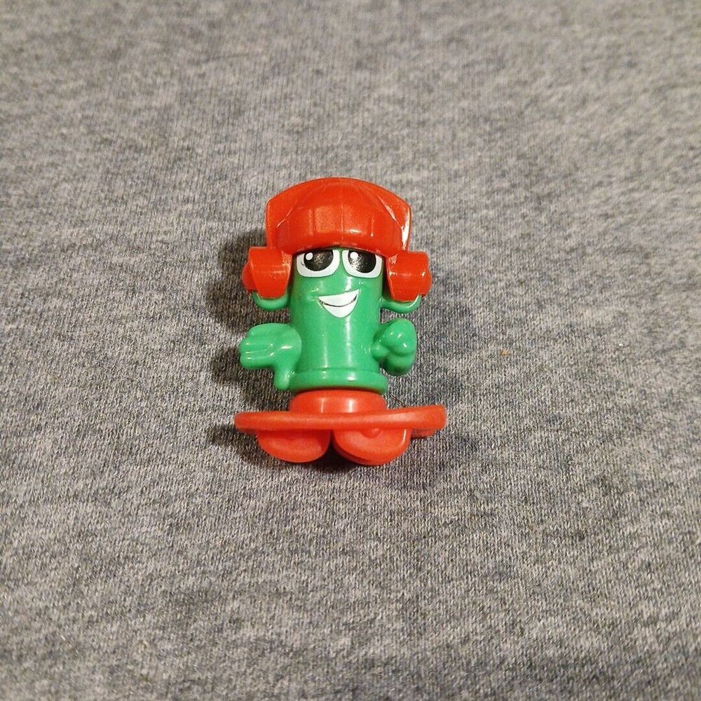 Little Green Man Red Hat Skater Kinder Joy Plastic Mini Collectible‎ Toy SE125